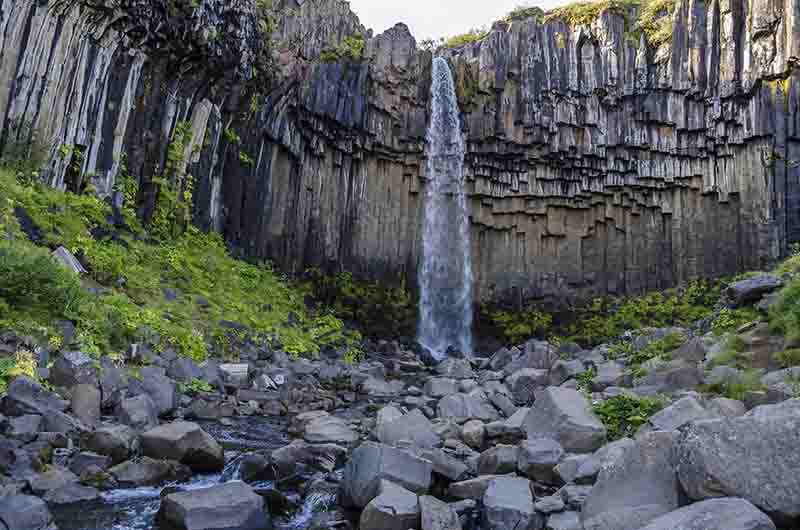 Islandia 111 - parque nacional de Skaftafell - catarata de Svartifoss.jpg